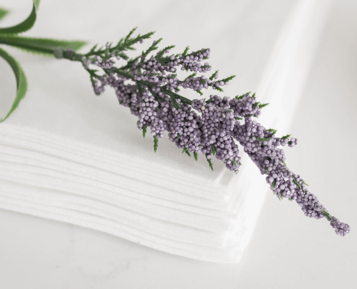 Easydry medium towel or medium disposable towel. It has a smooth texture. It can be used on all hair types and on all hair lengths. Available in black or white in quantities of 50, 200, 450 or 900. We have an eco mission.